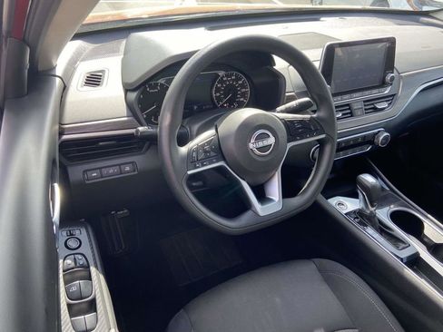 Used 2024 Nissan Altima 2.5 SV FWD image 13