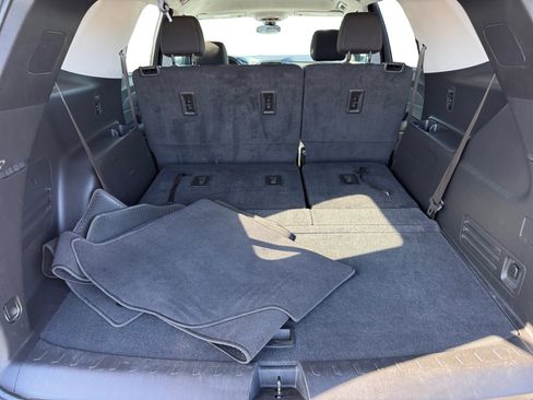 Used 2021 Chevrolet Traverse LT image 17