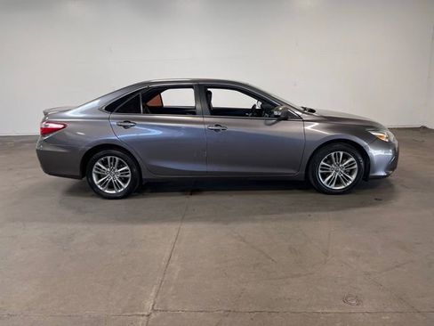 Used 2015 Toyota Camry SE image 2