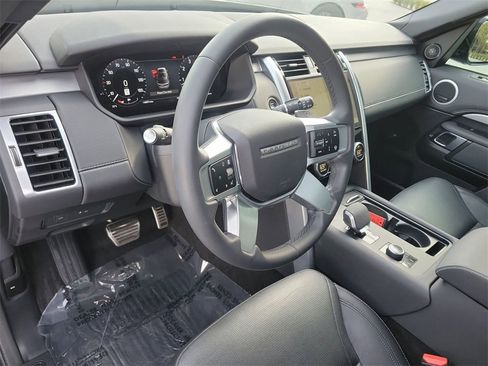 Certified 2024 Land Rover Discovery Dynamic SE image 25