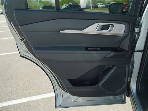 Used 2025 Ford Explorer Active AWD/4WD image 15