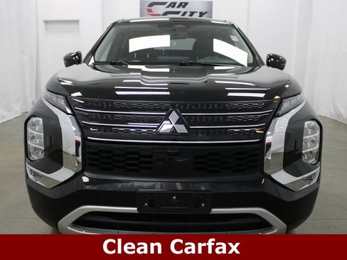 Used 2023 Mitsubishi Outlander SE image 2