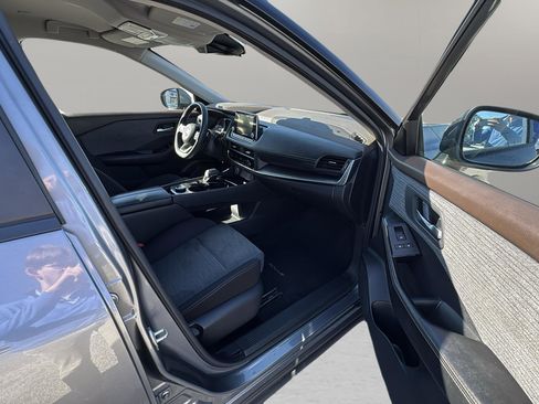 Used 2023 Nissan Rogue SV image 16