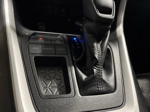 Used 2021 Toyota RAV4 LE image 3