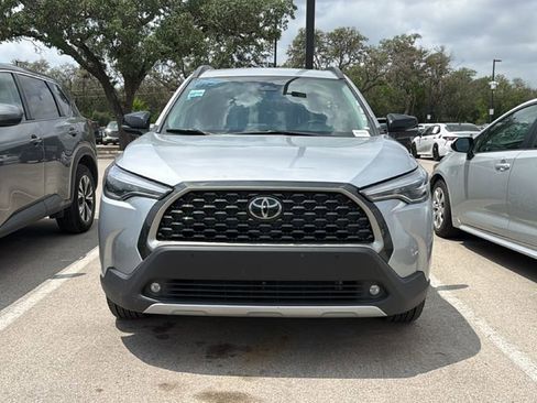 Used 2025 Toyota Corolla Cross XLE image 2