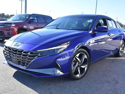 Used 2022 Hyundai Elantra Limited w/ Cargo Package image 5