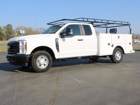 Used 2024 Ford F250 XL image 3
