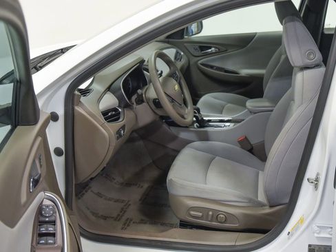 Used 2022 Chevrolet Malibu LT image 2