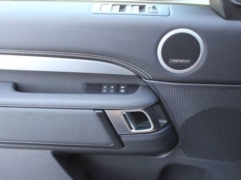 Used 2025 Land Rover Discovery Dynamic SE image 21