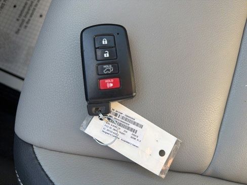 Used 2018 Toyota RAV4 Limited image 29