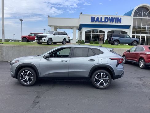 Used 2024 Chevrolet Trax ACTIV w/ Sunroof Package image 4