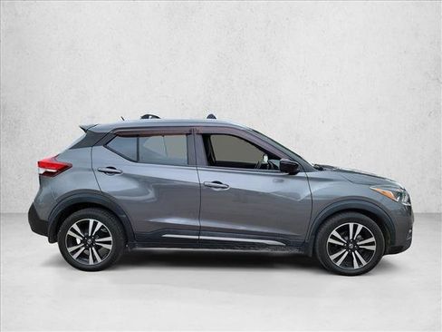 Used 2018 Nissan Kicks SR w/ Exterior Package FWD image 4