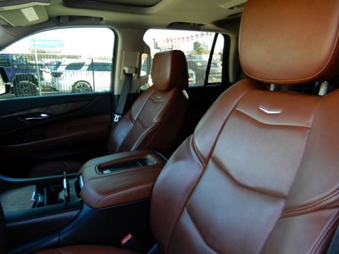 Used 2016 Cadillac Escalade Luxury AWD/4WD image 14