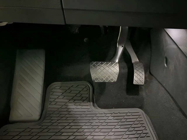 Used 2023 Volkswagen Tiguan SE w/ Panoramic Sunroof Package FWD image 34