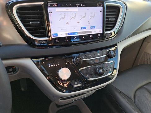 Used 2024 Chrysler Pacifica Touring-L image 13