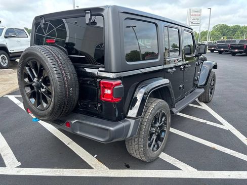 Used 2023 Jeep Wrangler Unlimited Sahara w/ Cold Weather Group AWD/4WD image 11