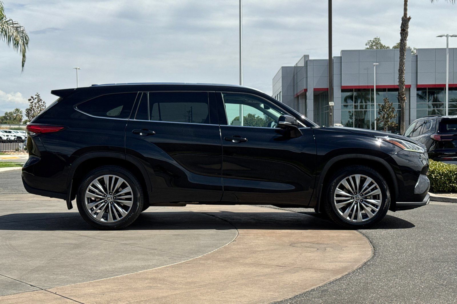 Used 2021 Toyota Highlander Platinum FWD image 3