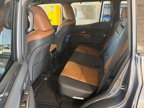 Used 2024 Lexus GX 550 w/ Accessory Package (Z1) AWD/4WD image 10