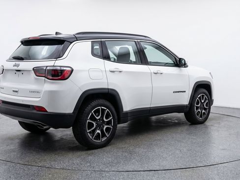 Used 2025 Jeep Compass Trailhawk AWD/4WD image 9