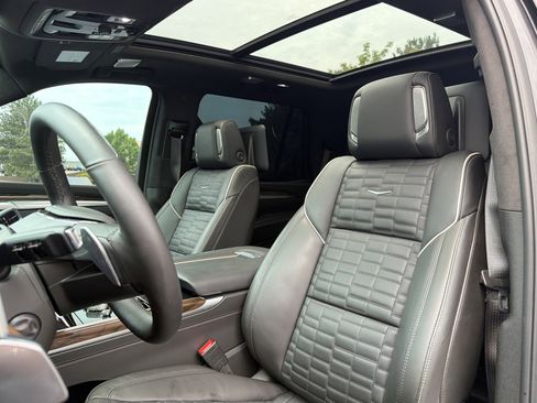Used 2026 Cadillac Escalade Platinum Sport w/ LPO, Floor Liner Package AWD/4WD image 7