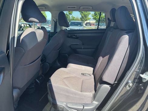 Used 2025 Toyota Highlander LE FWD image 27