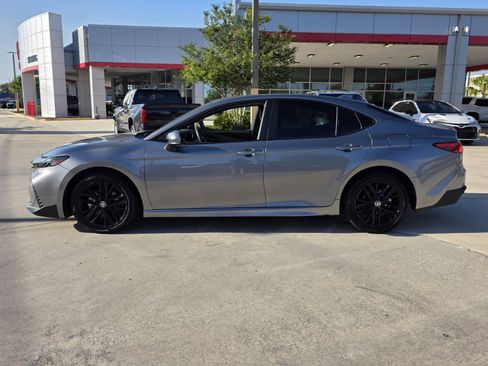 Used 2025 Toyota Camry SE w/ Convenience Package image 3