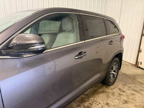 Used 2019 Toyota Highlander LE AWD/4WD image 7