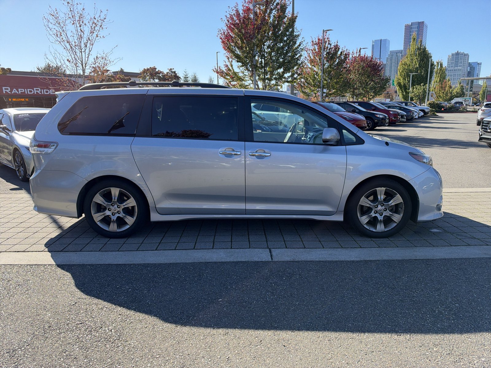 Used 2014 Toyota Sienna SE FWD image 4