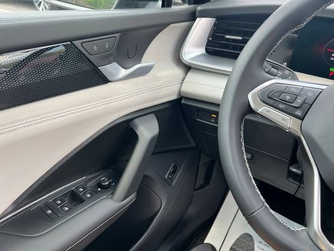 New 2026 Volkswagen Tiguan SE FWD image 18