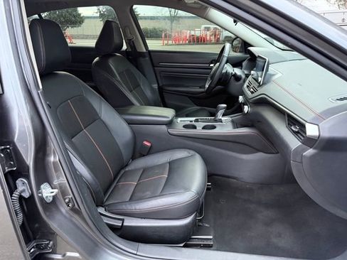 Used 2022 Nissan Altima 2.5 SR w/ Midnight Edition Package image 11