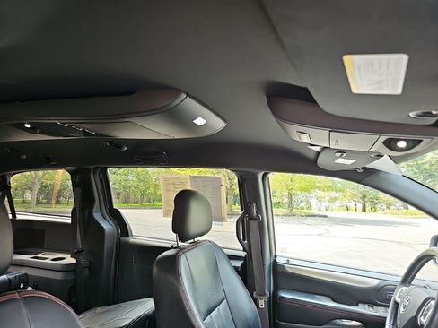 Used 2019 Dodge Grand Caravan GT FWD image 12