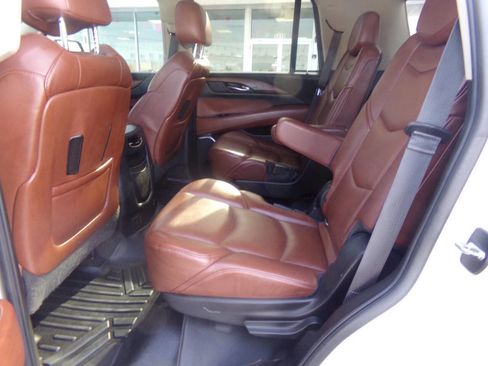 Used 2015 Cadillac Escalade Luxury image 14