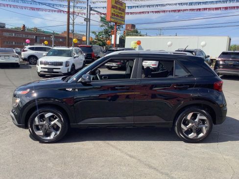 Used 2023 Hyundai Venue SEL w/ Cargo Package FWD image 4