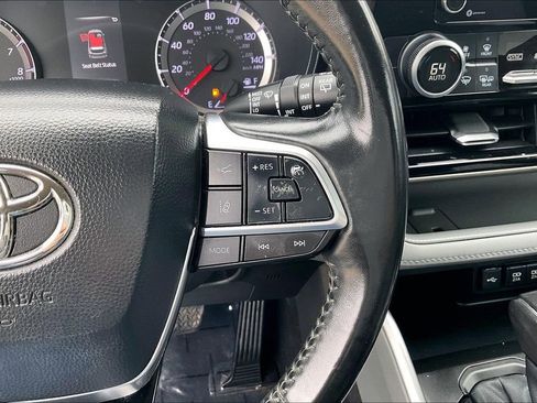 Used 2020 Toyota Highlander LE image 18