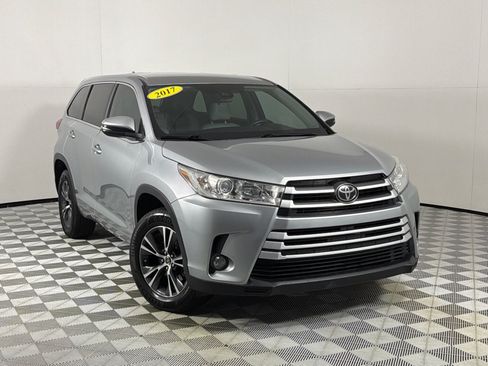 Used 2017 Toyota Highlander Plus FWD image 2
