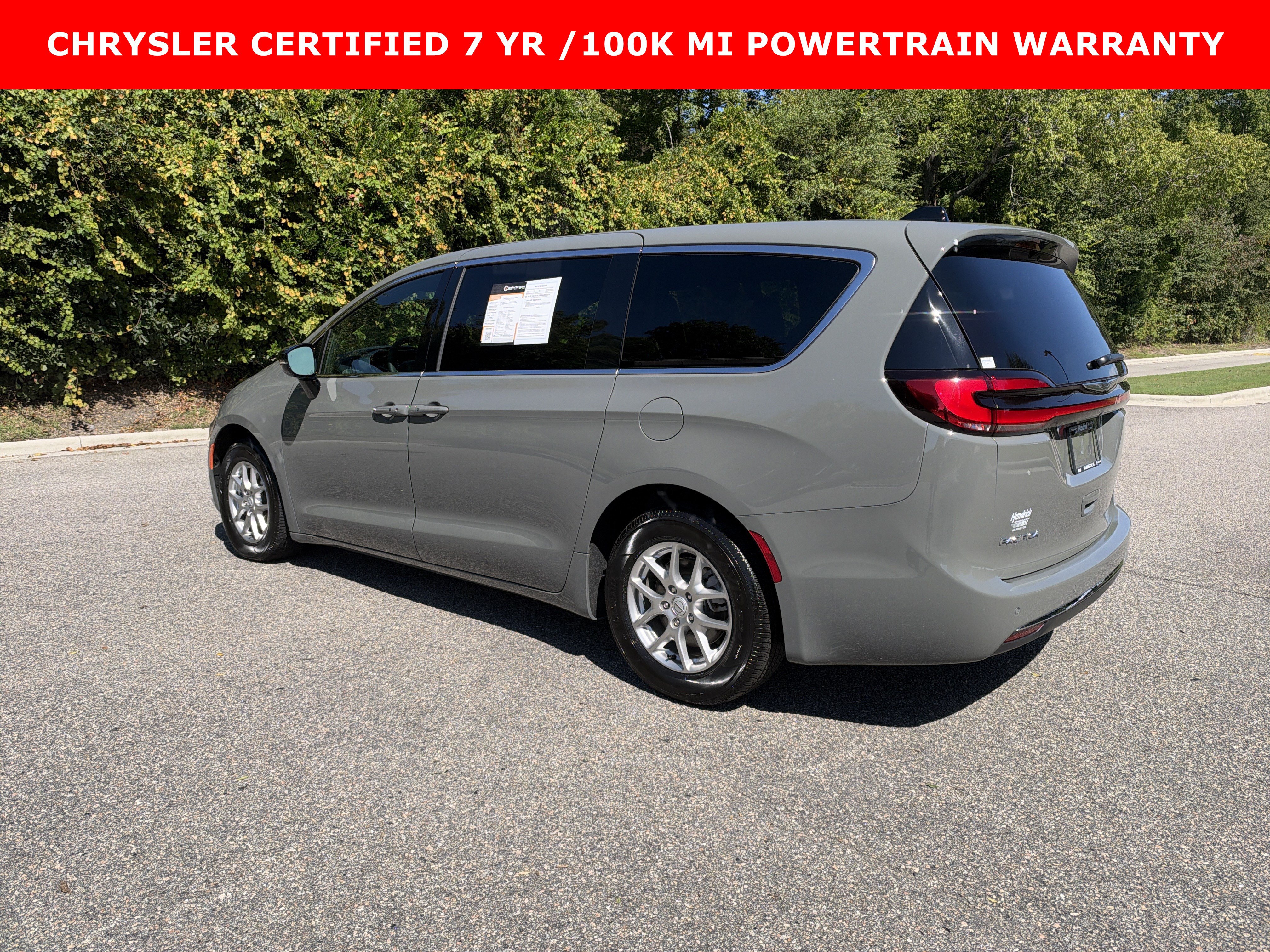 Used 2025 Chrysler Pacifica Select FWD image 7