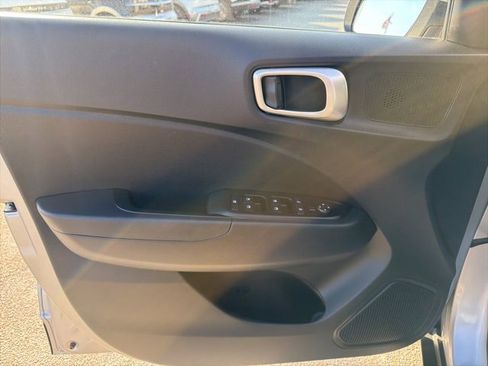 Certified 2025 Hyundai Venue SE image 12