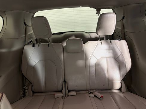 Used 2018 Chrysler Pacifica Limited FWD image 22