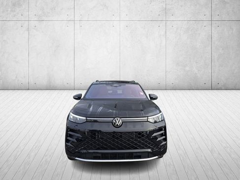 Used 2025 Volkswagen Tiguan SEL R-Line image 2