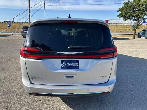 Used 2024 Chrysler Pacifica Limited FWD image 6