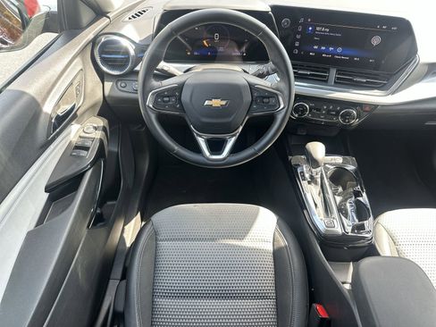 Used 2025 Chevrolet Trax LT w/ LT Convenience Package FWD image 17