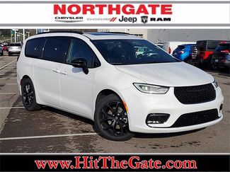 New 2025 Chrysler Pacifica Limited image 1
