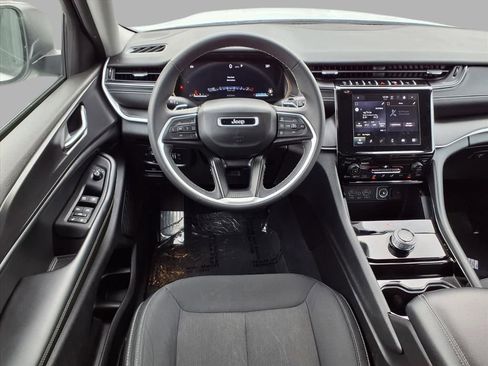 Used 2023 Jeep Grand Cherokee L Laredo image 4