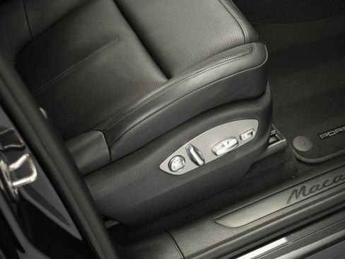 Used 2022 Porsche Macan AWD/4WD image 49