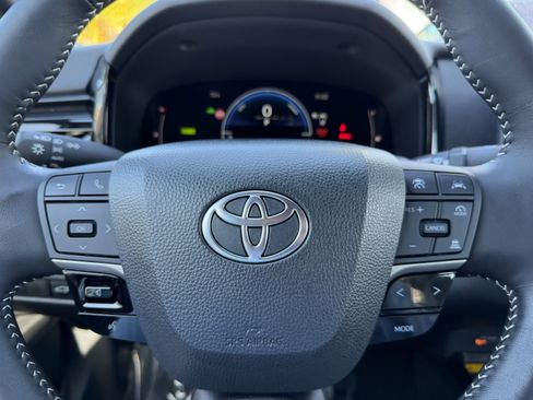 Used 2025 Toyota Camry SE image 28