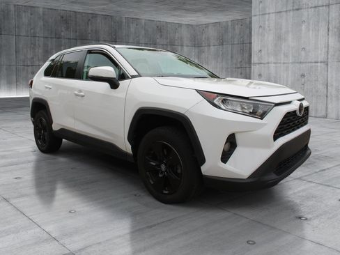Used 2020 Toyota RAV4 XLE AWD/4WD image 10