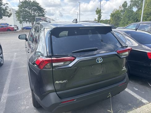 Used 2024 Toyota RAV4 LE AWD/4WD image 9