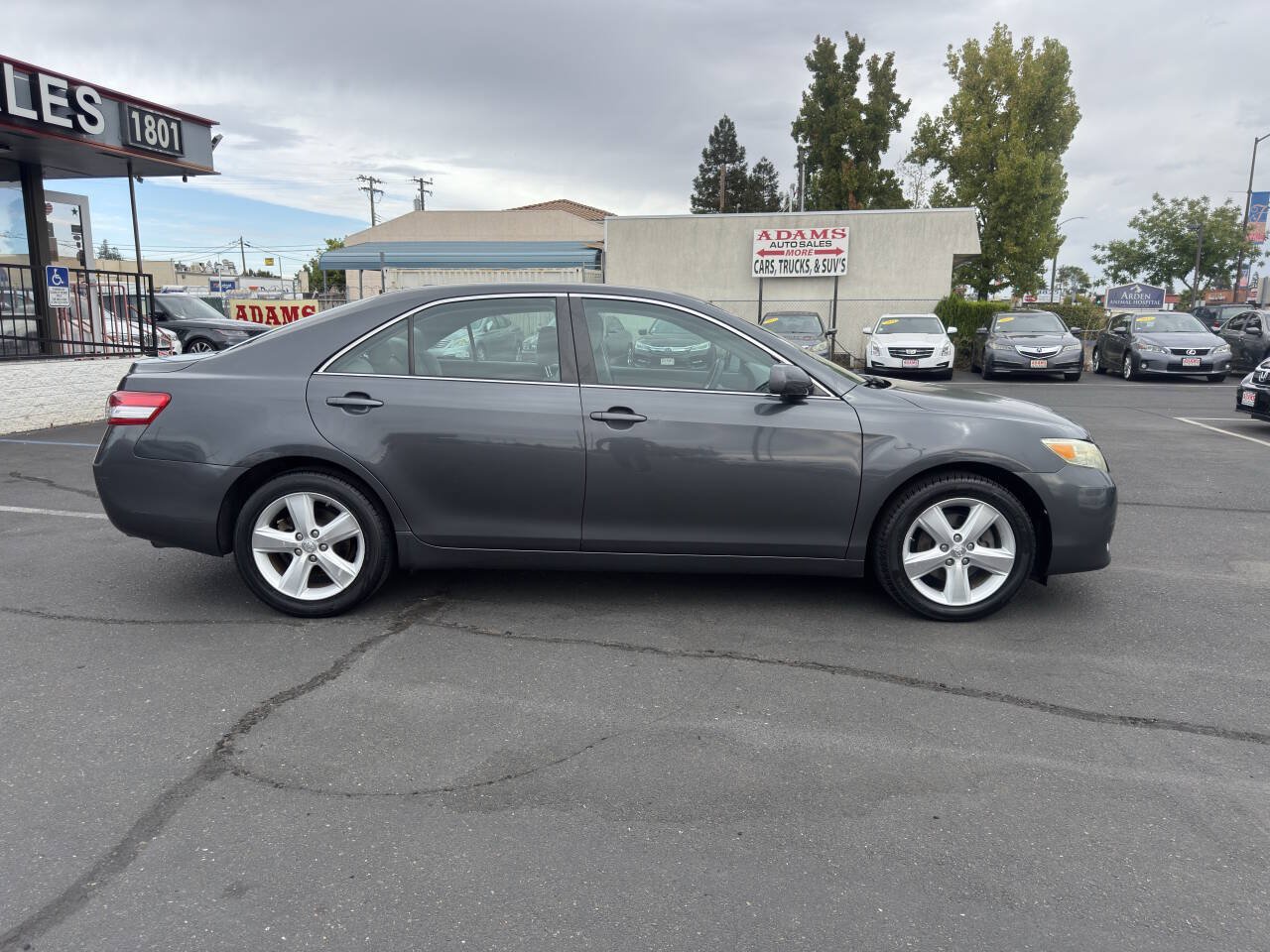 Used 2011 Toyota Camry LE FWD image 2