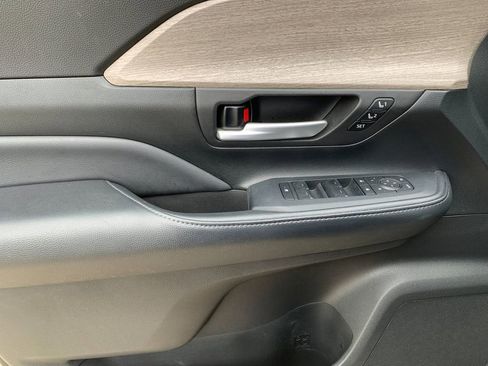 Used 2024 Toyota Grand Highlander AWD image 12