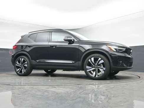 Used 2024 Volvo XC40 B5 Plus w/ Climate Package image 37